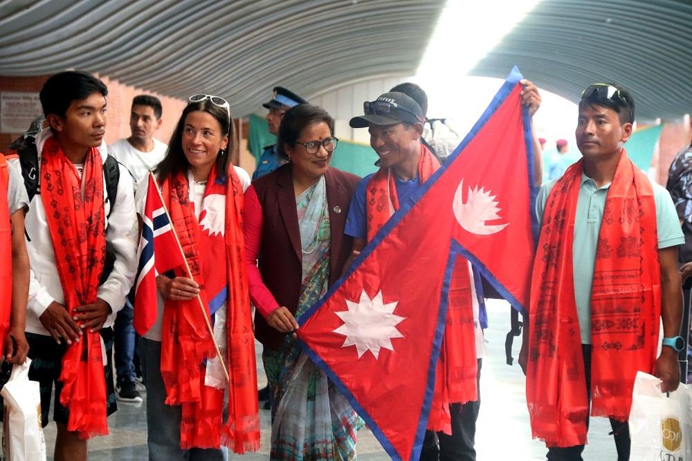 तीन महिनामा १४ हिमाल चढेर विश्वकीर्तिमान कायम गरेका दुई पर्वतारोहीलाई विमानस्थलमा बाजागाजासहित भव्य स्वागत