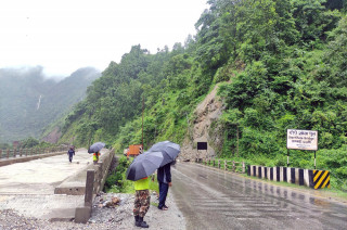 पहिरो खस्दा नारायणगढ-मुग्लिन सडक अवरुद्ध