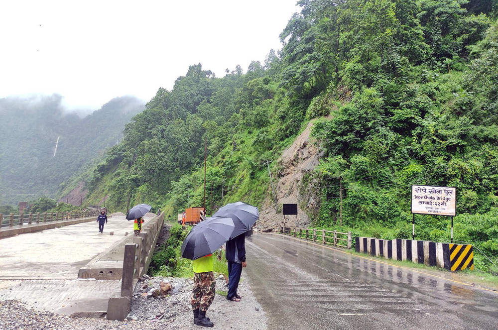 रुख ढल्दा नारायणगढ-मुग्लिन सडक अवरुद्ध