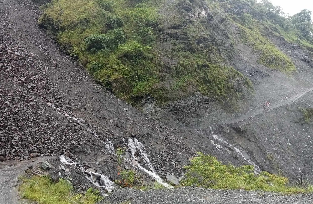 बेनी-दरबाङ सडकको ठाउँ-ठाउँमा पहिरो खस्दा यातायात अवरुद्ध