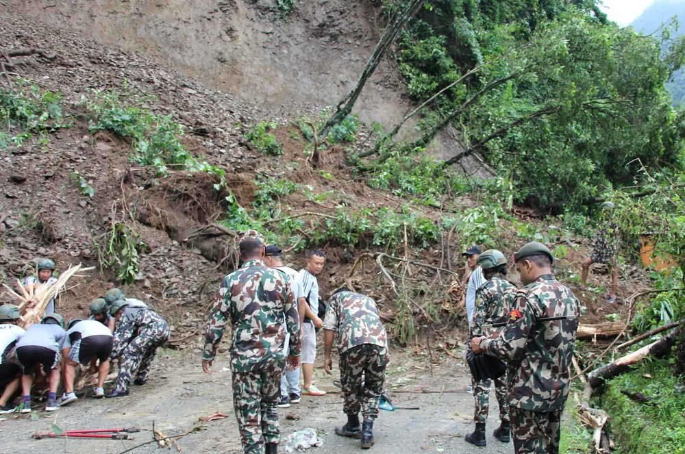 पहिरोले अवरुद्ध हेटौँडा-काठमाडौं सडकखण्ड सञ्चालनमा