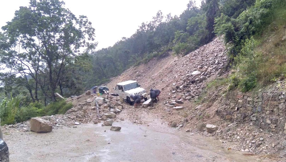 बेँसीसहर-चामे सडक पहिरोले पुनः अवरुद्ध