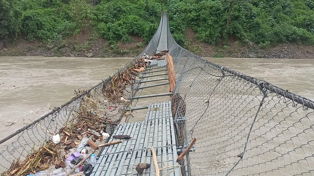 बाढीले झोलुंगे पुलमा क्षति पुर्‍याउँदा स्थानीयलाई समस्या