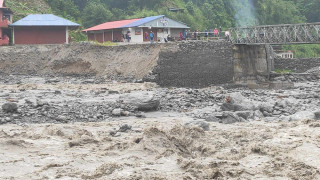 बाढीले मेलम्ची खानेपानी आयोजनाको मुहान जाने सडक अवरुद्ध