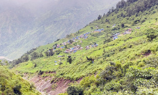 जमिन भासिँदै गएपछि उत्तरी गोरखाको खानीगाउँ पहिरोको जोखिममा