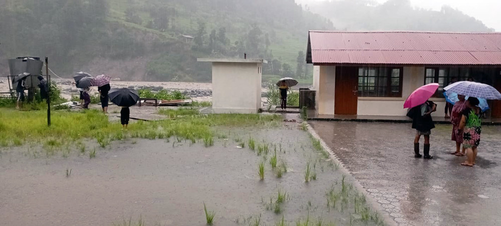 बाढीले मेलम्ची-हेलम्बु सडक अवरुद्ध