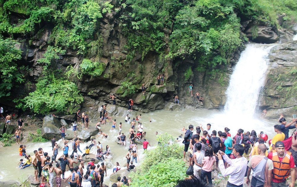 आन्तरिक पर्यटकको गन्तव्य बतासे झरना