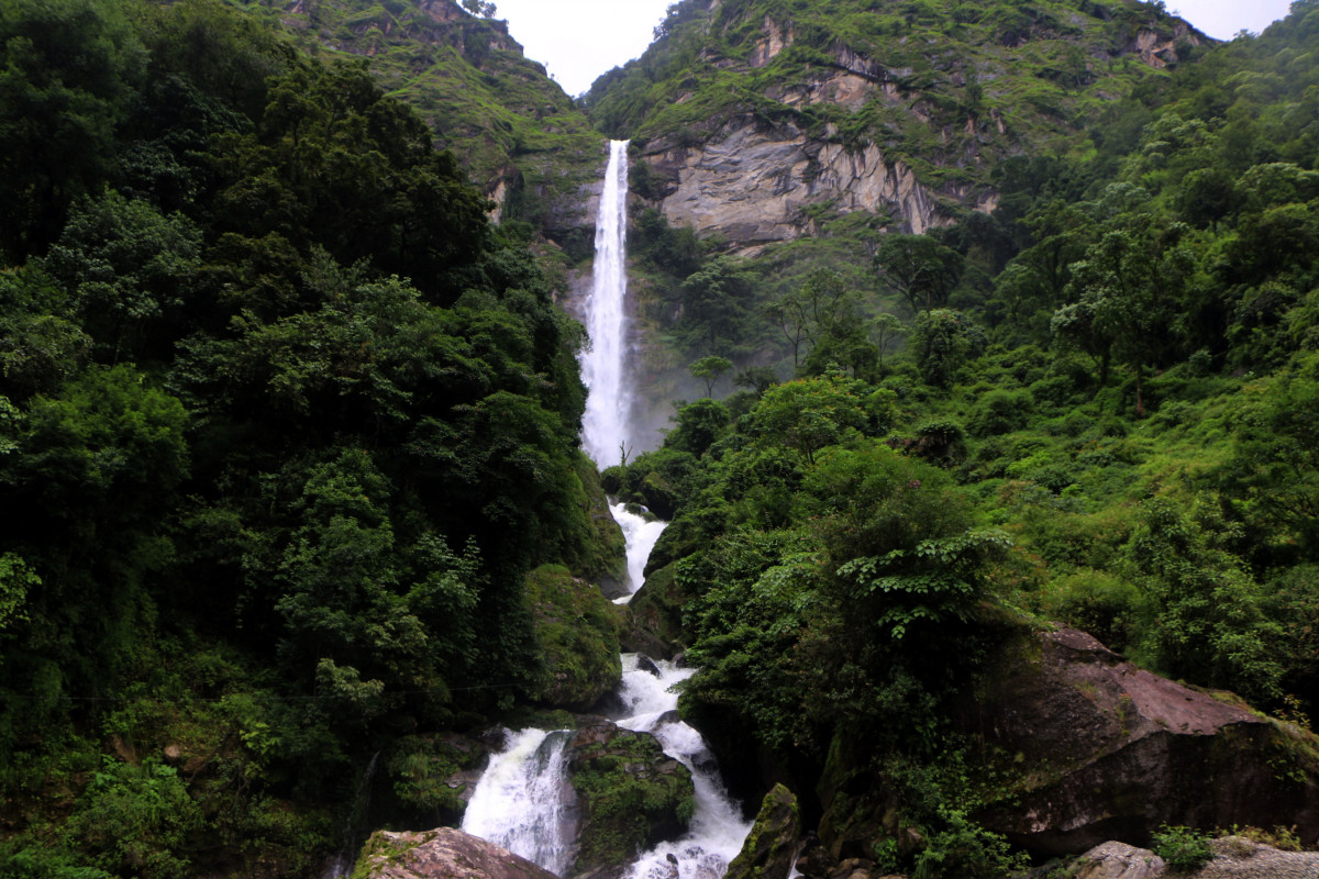 मनै लोभ्याउने फुङफुंगे झरना