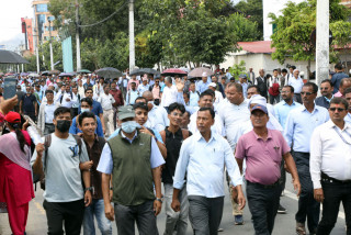 सरकार र शिक्षक महासंघबीचको वार्तामा सहमति ननिस्कँदा आज पनि सडकमा शिक्षकहरू, वार्ता जारी