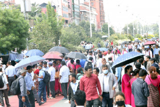 काठमाडौं महानगरका शिक्षक-कर्मचारीले आन्दोलनबीच सडकमै गरे हाजिर