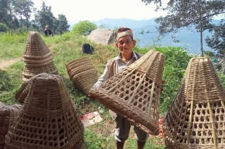 डोको बिक्रीबाट वार्षिक चार लाखसम्म आम्दानी गर्छन् चन्द्रबहादुर