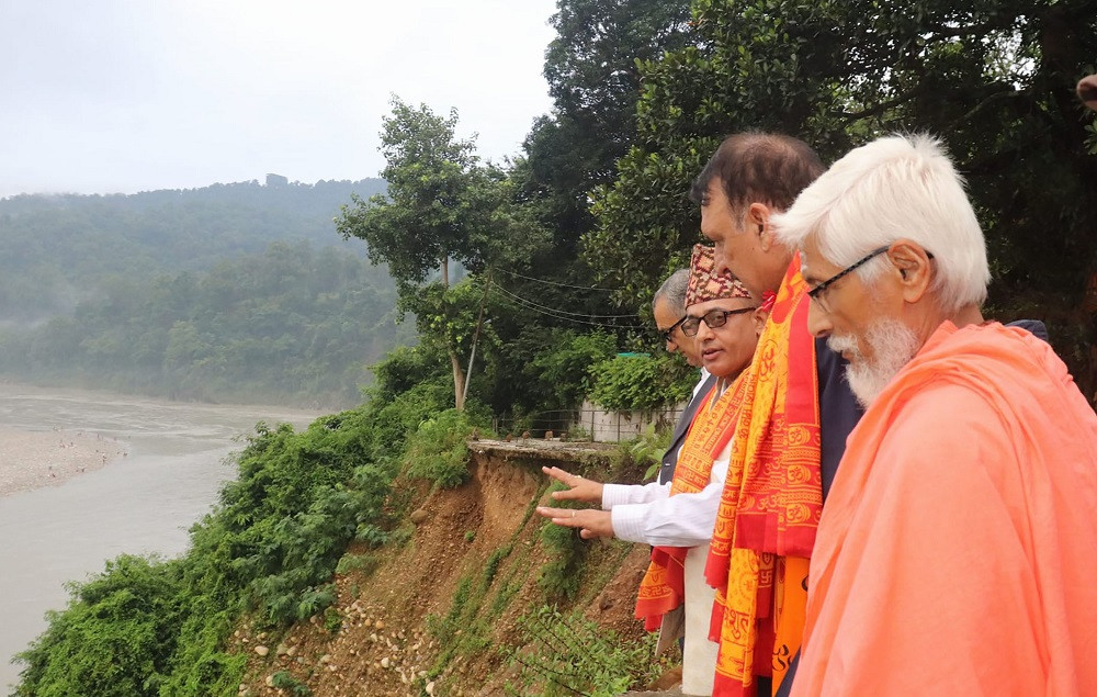 अर्थमन्त्री महतले गरे गलेश्वर आश्रमको पहिरो निरीक्षण, नियन्त्रणका लागि बजेट विनियोजनको प्रतिबद्धता