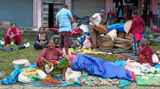 हाट बजारमा स्थानीय महदेखि सिस्नुसम्म