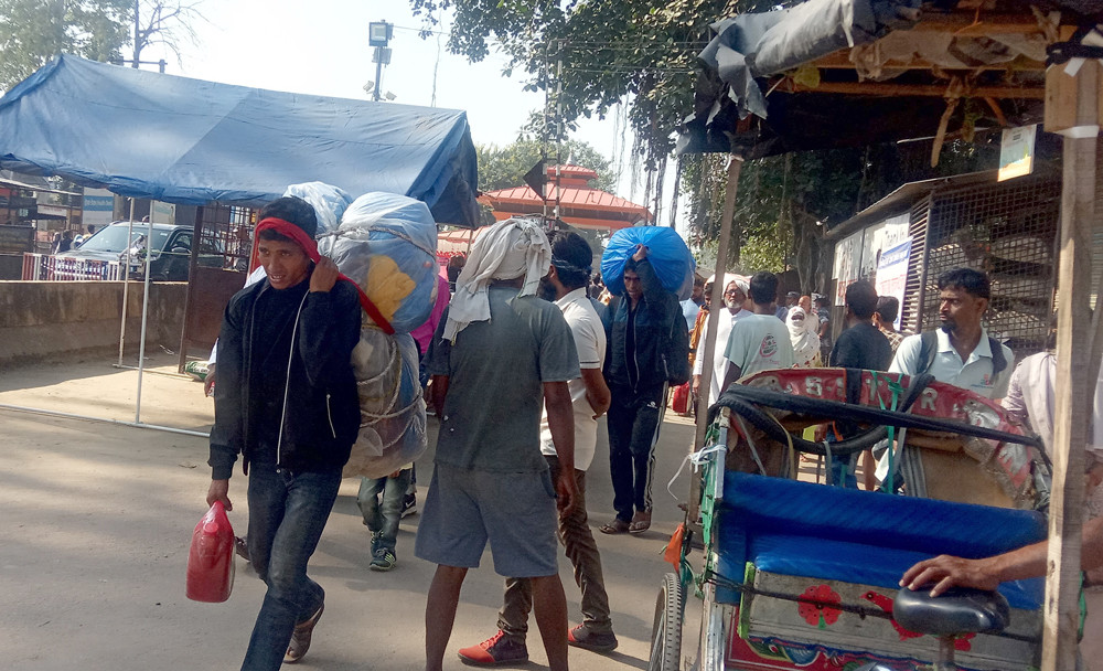 भारतमा रोजगारीका लागि गएकाहरू दसैँका लागि फर्कन थाले, नाकामा प्रत्येक दिन लर्को