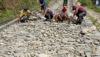 ठेकेदारले एक वर्षदेखि अलपत्र छाडेको सडक स्थानीय आफैले बनाए