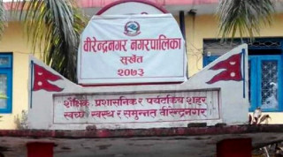 भूकम्प प्रभावितलाई वीरेन्द्रनगर नगरपालिकाले २६ लाख दिने