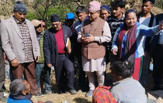 राहत सामग्रीसहित उपप्रधानमन्त्री खड्का रुकुम पश्चिममा