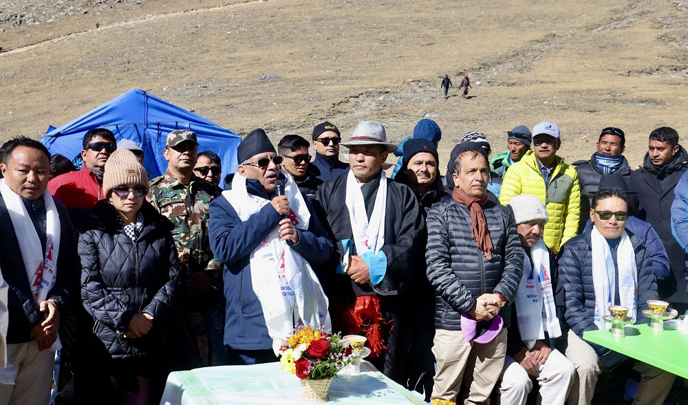 प्रधानमन्त्रीलाई खुम्बु पासाङल्हामु गाउँपालिकाको तीनबुँदे ज्ञापनपत्र, विद्युतको राष्ट्रिय प्रसारण लाइन जोडिदिन आग्रह