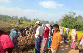 सरकारले चासो नदिएको भन्दै नहर सफाइ तथा सुधारमा आफै जुटे किसान