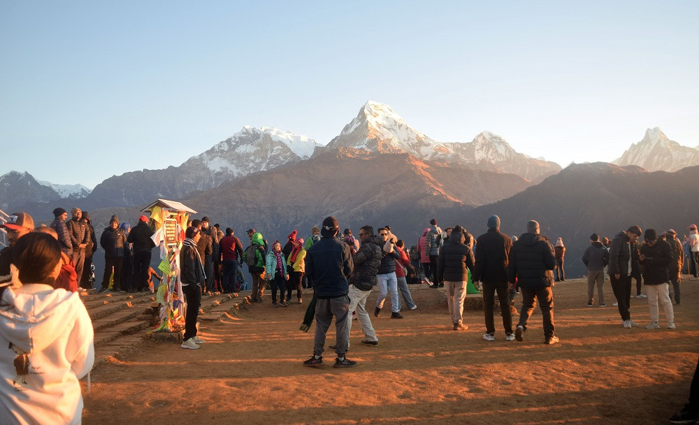 साढे चार महिनामा १२ हजारभन्दा बढी विदेशी पर्यटक पुगे पुनहिल