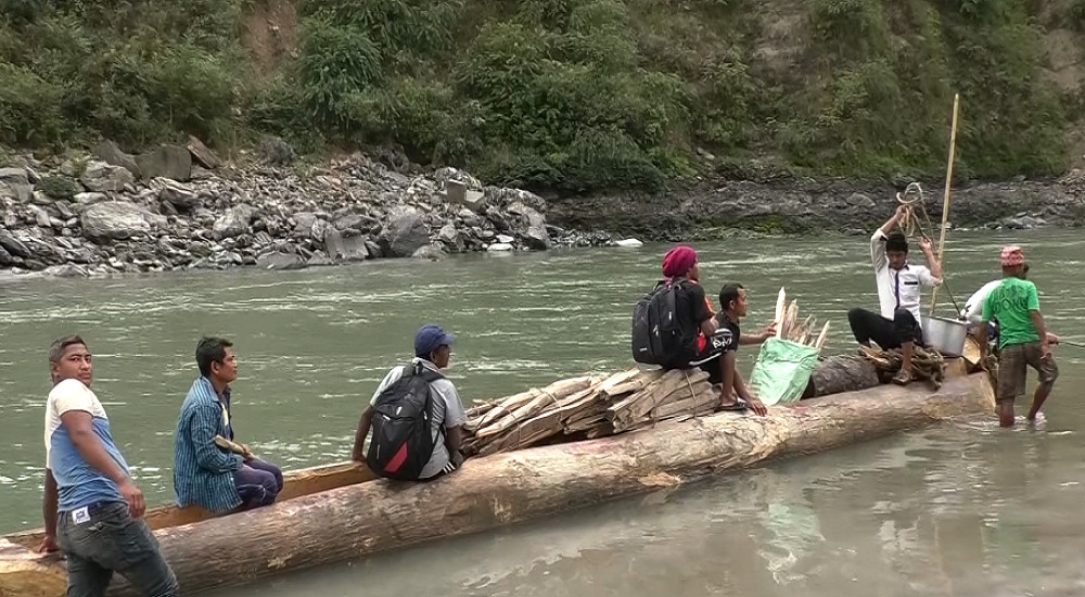 लोप हुँदै काठका डुंगा, संरक्षणमा जुटे रामेछापका माझी