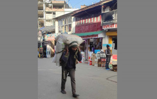 घरखर्चको जोहो गर्न भारत पुगेर मजदुरी