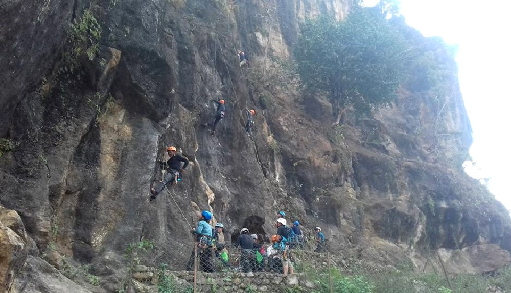 बन्दीपुरको चुनपहरामा चट्टान आरोहण