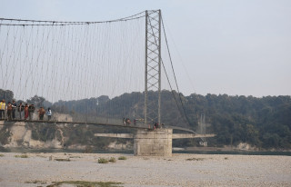 निर्माण सम्पन्न भएको १८ महिना बितिसक्दासमेत सञ्चालनमा आएन वाल्मीकि आश्रम जोड्ने पुल