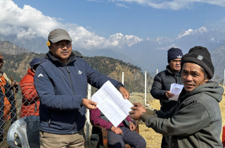 उत्तरी गोरखाको धार्चेका अव्यवस्थित बसोबासीलाई निस्सा वितरण