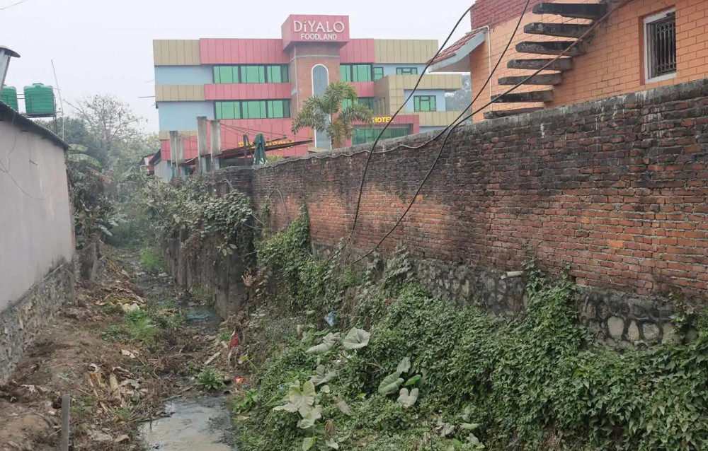 घरधनीले आफैले भत्काउन थाले पुङ्गी खोला किनारमा नियमविपरीत निर्मित संरचना