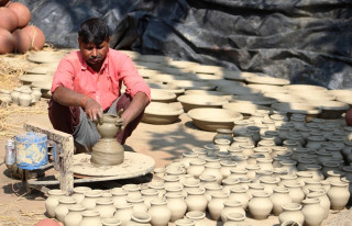 माटोमा शिल्प भरेर चलेको वीरपालको जीविका