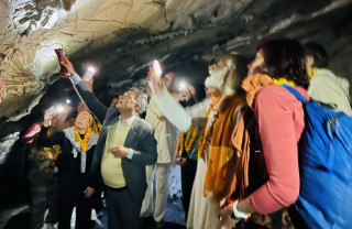 धुर्कोटको ‘विचित्र गुफा’मा विदेशी पर्यटक