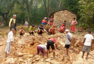 बाढीबाट विस्थापित ७० परिवार घर फर्किए