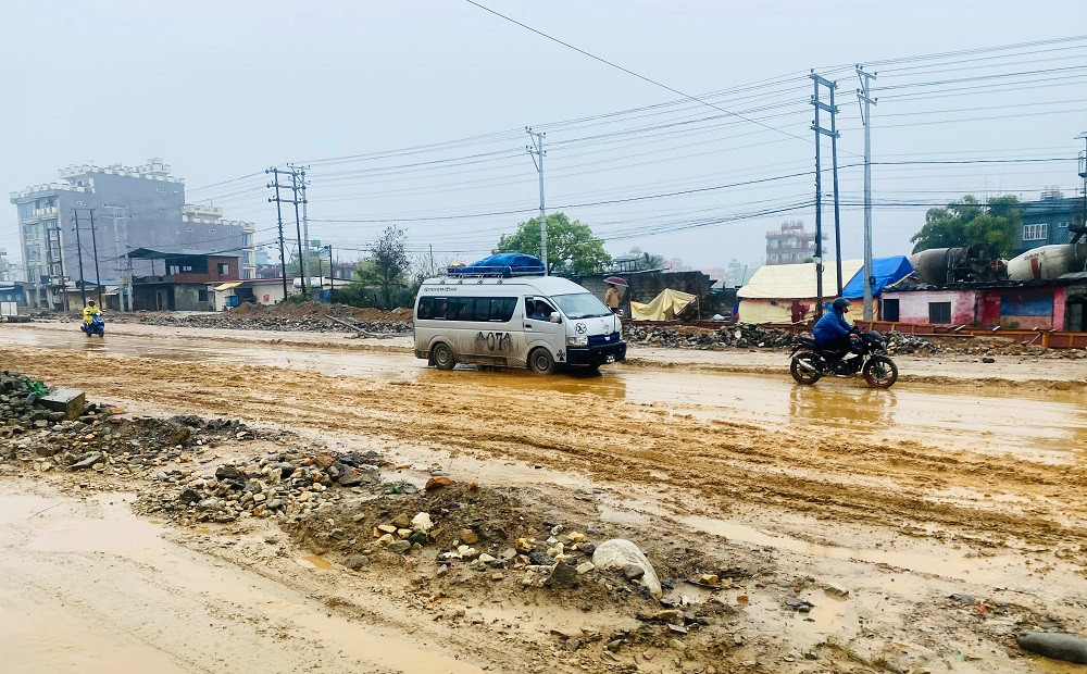 पर्यटकीय राजधानी जोड्ने दुई ठूला राजमार्ग स्तरोन्नतिमा ढिलासुस्ती हुँदा हिलो र धुलोले सास्ती