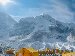 सुरु भयो सगरमाथा आरोहण, यस्तो छ बेसक्याम्पको दृश्य [तस्बिरहरू]