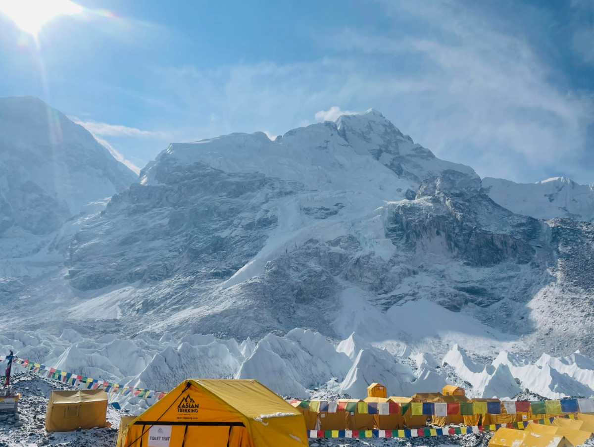 सुरु भयो सगरमाथा आरोहण, यस्तो छ बेसक्याम्पको दृश्य [तस्बिरहरू]