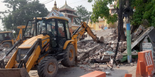 अतिक्रमणमा परेको सार्वजनिक जग्गा फिर्ता ल्याउँदै वीरगञ्ज महानगर, भत्कायो अनधिकृत सटर