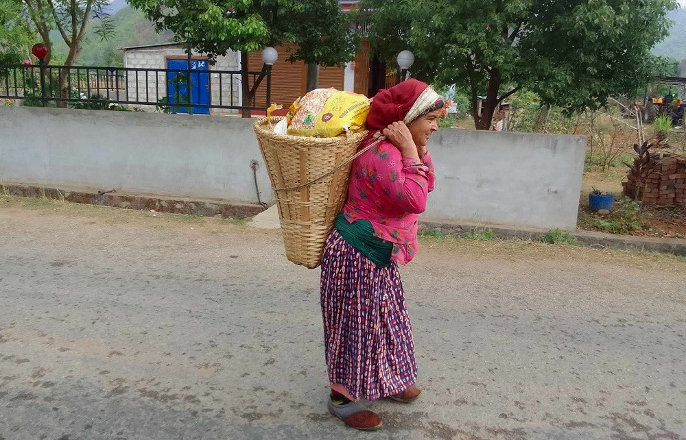 डोकोमा तरकारी बेचेरै घरजग्गा जोडेकी लक्ष्मी भन्छिन् -  श्रमको सम्मान नहुँदा दुःख लाग्छ