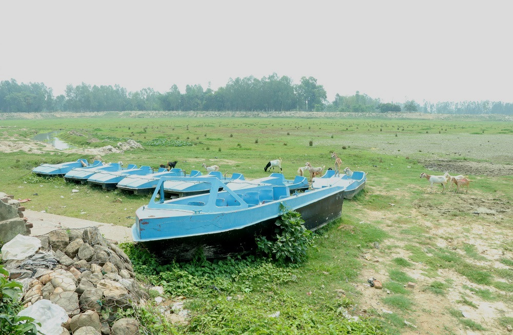 माछा निकाल्न ठेकेदारले पानी सुकाइदिएपछि गौचरनमा परिणत पर्यटकीय नाढिमन ताल