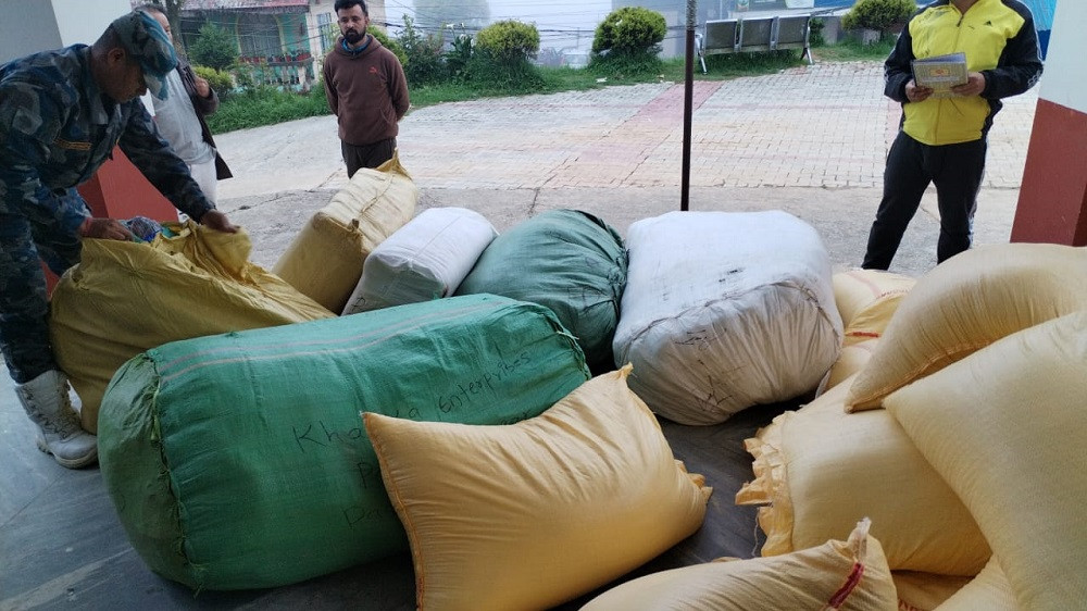 गैरकानूनी रूपमा भित्र्याइएका सात लाखभन्दा बढीका सामान बरामद