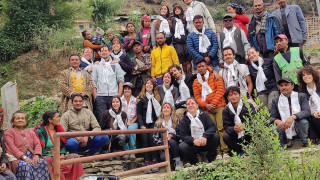 भीरमौरीको मह काढेको छायांकन गर्न नेशनल जियोग्राफी टोली म्याग्दीमा