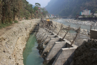 कालीगण्डकीको कटान रोकथाम गर्न पर्खाल निर्माण