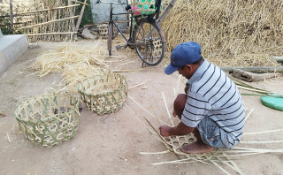 बाँसका चोयाबाट विभिन्न सामग्री बुनेर स्वरोजगार बनेका घोराहीका ढाटु चौधरी