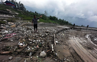 वर्षाले खाँदबारी-नुम सडकमा क्षति