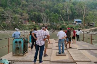 पानीको बहाव बढेसँगै अरुण नदीमा सञ्चालित फेरी बन्द