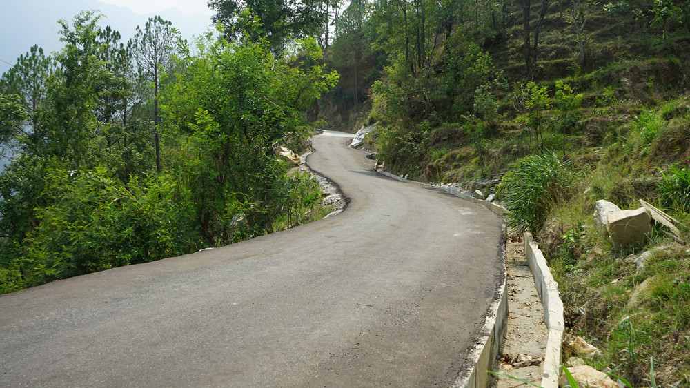 सडक बनेको १८ वर्षपछि स्तरोन्नति