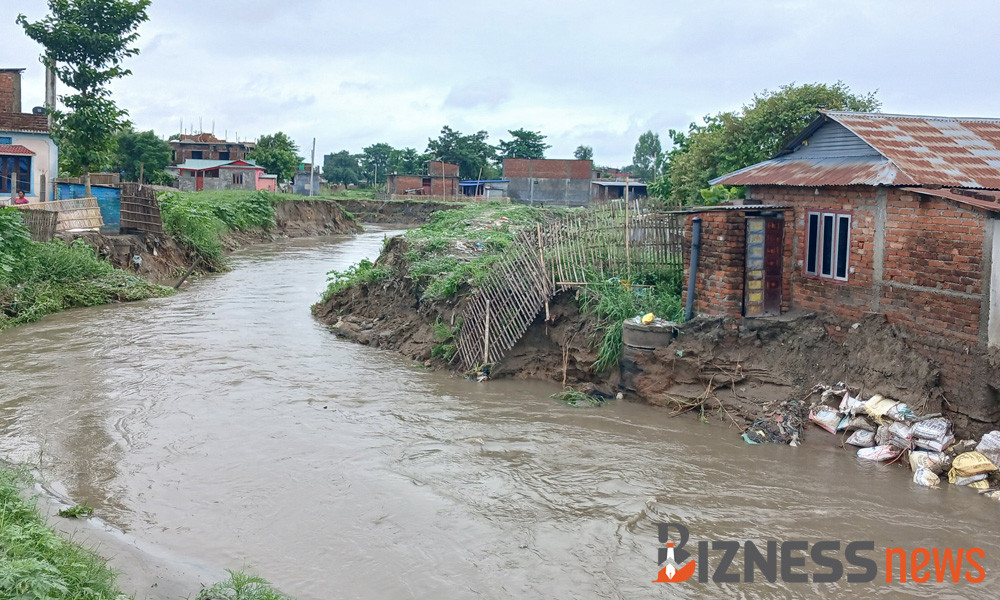 इटहरीमा हचुवाको भरमा खोला खन्दा कटानको त्रास, ७ घर विस्थापित