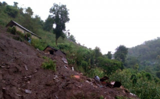 लमजुङमा पहिरोले तीन घर पुरिँदा एकजनाको मृत्यु, तीनजना बेपत्ता