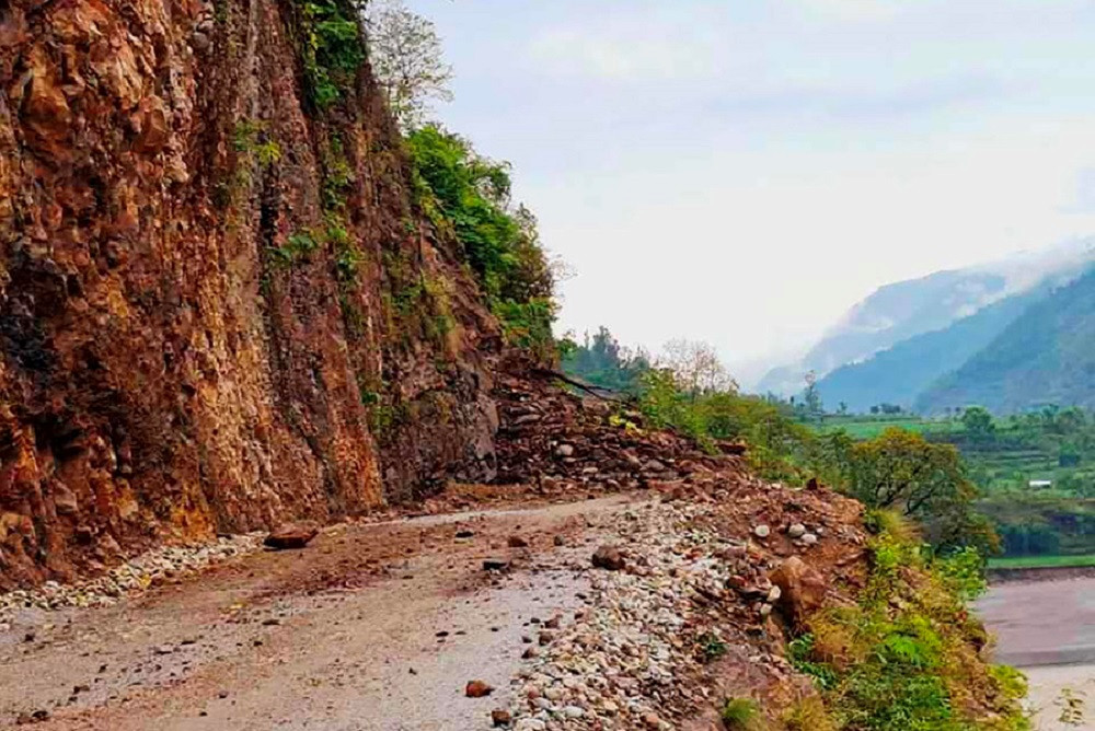 पहिरोले भेरी करिडोरको रिम्नामा सडक अवरुद्ध