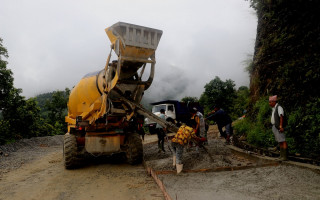 फुस्रेखोला देउराली सडकमा सात वर्षमा आधा काम